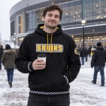 Mitchell & Ness Pánská mikina Boston Bruins NHL Playmaker Fleece Hoodie Vintage Logo Velikost: M