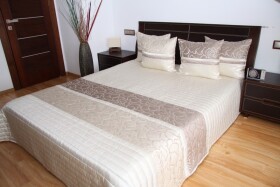 DumDekorace DumDekorace Luxusní přehozy na postel béžové barvě ornamentem Šířka: cm Délka: cm