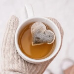 TEA HERITAGE Černý čaj s jablkem a skořicí Heart XOXO – 5 ks, růžová barva, papír, textil