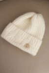 Dámská zimní čepice z huňaté pleteniny a s elegantním knoflíkem ecru barva UNI