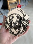 Vánoční baňka psa se Santa čepicí Plemeno: Jezevčík
