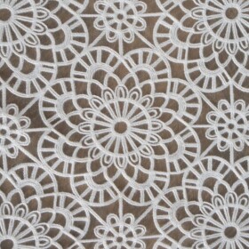 DumDekorace Dekorativní vyšívaný voálový běhoun - bílý Délka: 85 cm | Šířka: 85 cm