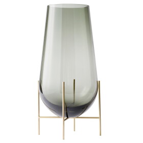 Audo Copenhagen Váza Échasse Smoke/Brushed Brass 28 cm, šedá barva, měděná barva, sklo, kov