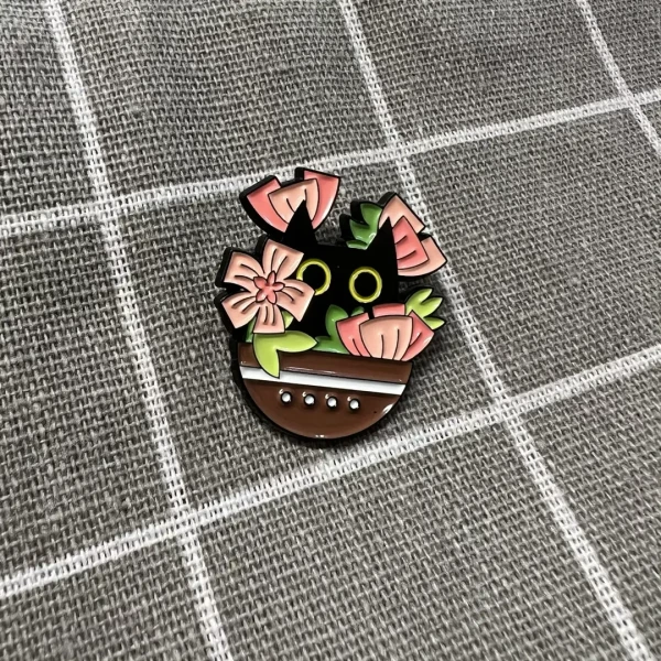 Pinarna.cz Černá kočička schovaná v růžových kytičkách