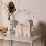Räder Porcelánový svícen domeček Small Brick House 16 cm, bílá barva, porcelán