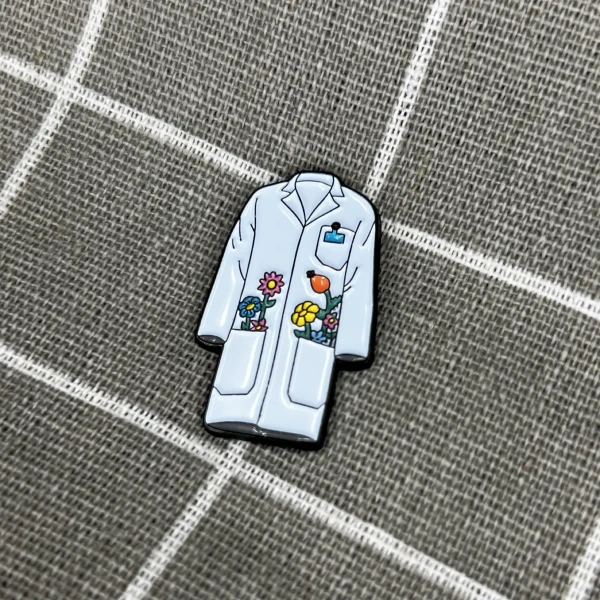 Pinarna.cz Laboratorní plášť s kytičkami - našedivělý