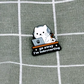 Pinarna.cz Bílá kočka u počítače - Go away I´m introverting / Jdi pryč, mám svůj introvertní čas