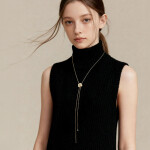 Dlouhý náhrdelník (sweater chain) Rea - perleťový květ Kamélie, Zlatá 75 cm