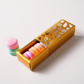 Cake star Krabička na makronky zlatá se vzorovým okénkem 13x6x4cm (na 4 kusy)