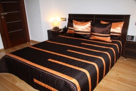 DumDekorace Luxusní přehozy na postel v hnědé barvě s oranžovými proužky Šířka: 170 cm | Délka: 230 cm (+ 2,00 €) Hnědá 2ks 50x60 cm (standard zdarma) Pruhovaný vzor Šířka: 170 cm | Délka: 230 cm (+ 2,00 €)