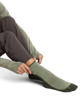 Dámské merino ponožky ICEBREAKER Wmns Merino Hike+ Medium Crew, Lichen/Dark Loden velikost: 38-40 (M)