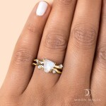Royal Fashion prsten 18k zlato Vermeil GU-DR24615R-YELLOWGOLD-MOONSTONE-SAPPHIRE Velikost: 8 (EU: 57-58)