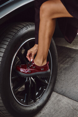 Lakované kožené dámské polobotky s přezkami Artiker 57C0336 bordó 36