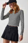 Happiness İstanbul Women's Black Crew Neck Striped Crop Knitted Blouse