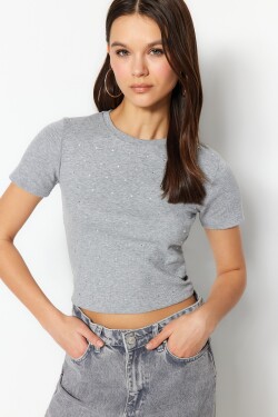 Trendyol šedý melírovaný tričko s kamínkovým detailem, přiléhavý střih, kulatý výstřih, pružná pletená bavlna