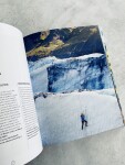 Kniha Epic Hikes of Europe, modrá barva, papír