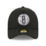New Era Pánská kšiltovka Brooklyn Nets NBA 2026 Draft On-Stage Crystal 59FORTY A-Frame Fitted Velikost: 7 3/8