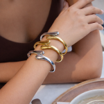 ELENYS Liquid Gold – pozlacený náramek 18K žluté zlato Délka náramku: Průměr 6,1 cm / Pro zápěstí 16,5-18,5 cm
