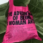 Skládací nákupní taška LOQI GUERRILLA GIRLS The Advantages Of Being A Woman Artist