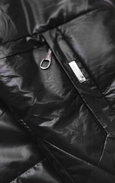 Černá lesklá dámská bunda (B9751) Barva: odcienie czerni, Velikost: