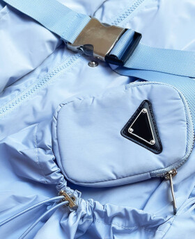 Světle modrá krátká dámská bunda páskem (AG3-03) modrá