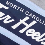 Mitchell & Ness Pánská mikina North Carolina Tar Heels NCAA Head Coach College Vault Hoodie Velikost: M