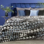 Jemná vzorovaná deka na postel šedé barvy Šířka: 150 cm | Délka: 200 cm Šířka: 150 cm | Délka: 200 cm