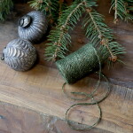 Chic Antique Jutový provázek 50 m – Olive / Gold thread, zelená barva