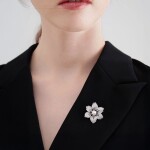 Brož ve tvaru květu Lysandra - bílá perla, zirkony, Stříbrná Bílá