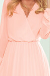 ISABELLE Plisované dámské šaty v broskvové barvě s dekoltem a dlouhými rukávy model 8723873 S - numoco