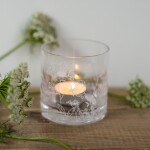 Storefactory Skleněný svícen na čajovou svíčku Blomsteräng 8 cm, čirá barva, sklo