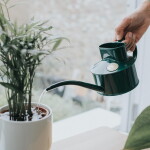 HAWS Konvička na zalévání Fazeley Flow Green – 700 ml, zelená barva, kov