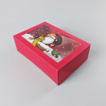 Vánoční dárková krabice červená s okénkem -1 (22,3 × 15,1 × 7,1 cm)