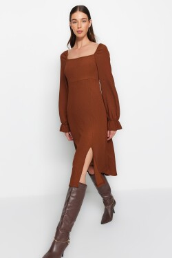 Trendyol hnědý krep/texturovaný čtvercový výstřih rozparek s dlouhým rukávem midi pletené šaty