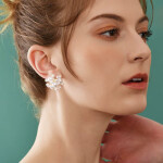 Náušnice s perlami ve výrazném květinovém designu, Stříbrná Bílá