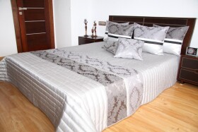DumDekorace DumDekorace Přehoz na postel stříbrné barvy prošívaným vzorem Šířka: cm Délka: cm