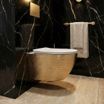 REA - Závěsná WC mísa včetně sedátka RIMLESS Carlo Flat Brush zlato/bílá REA-C6942