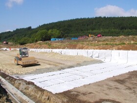 Drenážní geokompozit geotextilií Interdrain tloušťka mm; geotextilie 120 g/m² m²]