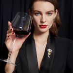 Brož ve tvaru listu jinanu s krytalem v barvě slunce, Zlatá