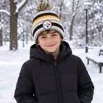 New Era Dětská zimní čepice Pittsburgh Steelers NFL Stripe Cuffed Knit Hat with Pom