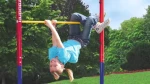 Hudora Zahradní gymnastická hrazda červeno-modrá / Hrazda / nastavitelná výška / nosnost 100 kg / ocel (64002)