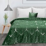 Kvalitní a hřejivá zelená deka zdobená stříbrným geometrickým tvarem 150 x 200 cm