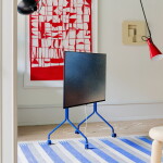 Pedestal Designový stojan na televizi Moon Rollin' Ultra Marine, modrá barva, kov