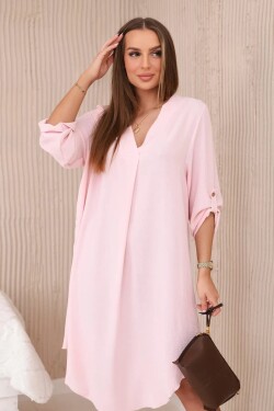 Pudrově růžové šaty s výstřihem