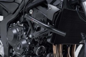 Nárazová lišta\r\n\r\nPadací rámy jsou vyrobeny z ocelových trubek o průměru 27 mm a mají práškový lak odolný proti povětrnostní