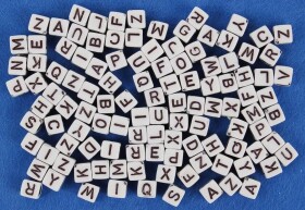 Korálky písmenka kostky 6mm, 30g - bílé