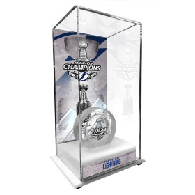 Fanatics Skleněný puk Tampa Bay Lightning 2021 Stanley Cup Champions Crystal Puck Filled with Ice from the 2021 Stanley Cup Final in Deluxe Display Case