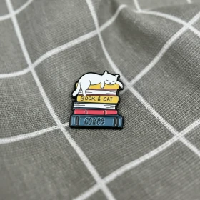 Pinarna.cz Kočička ležící na stohu knih - book & cat, coffee / kniha & kočka, kafe