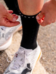 Běžecké kompresní ponožky Compressport Aero Socks 2.0 - Black/White Velikost: EU 42-44