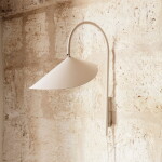 Ferm Living Nástěnná lampa Arum Swivel Cashmere, béžová barva, kov